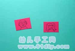4. 彩色卡纸剪成小块状，在上面画上人物的头像。