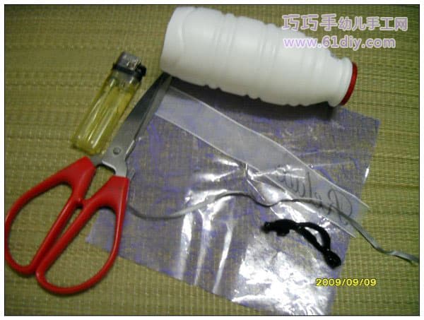 准备的材料：空瓶子一个，打火机一个，剪刀一把，橡皮筋一个，（丝带一条、彩纸一张）。