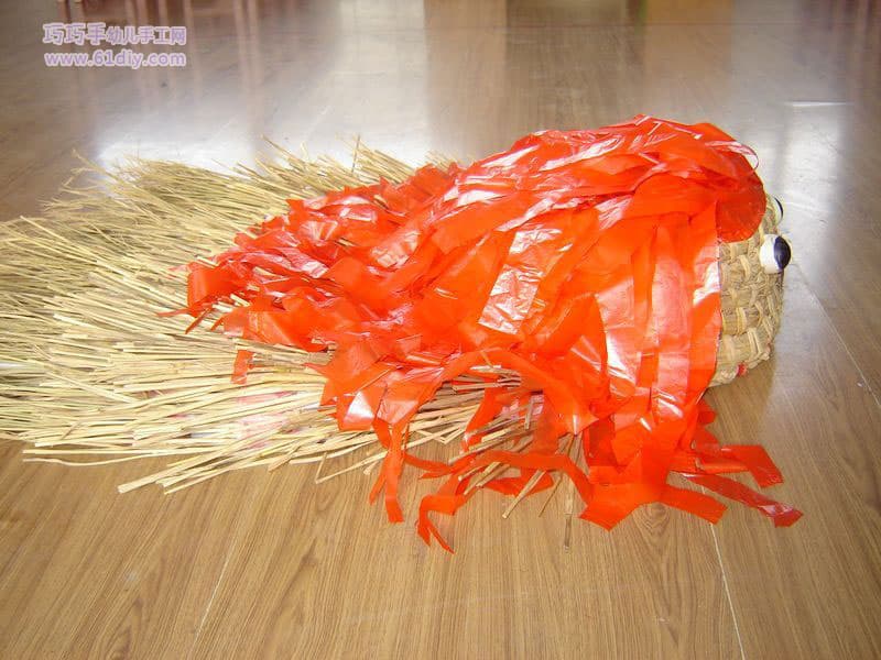 日本新潟県关川村村民用稻草手工编织猫窝猫