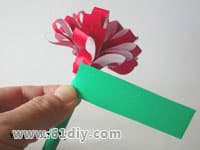 3.再用一小段绿纸来制作花萼部分。