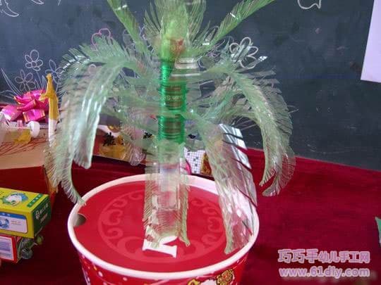 饮料瓶制作的椰子树