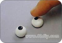 3、白色土搓圆当眼睛,黑色小黏土粘上做眼珠。