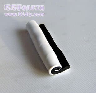 3、卷起稍微压紧,我们现在只做了一个图案的花条,是比较简单的。
