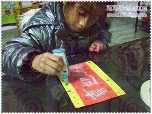 3.在纸面上写诸如“恭贺新禧”等吉祥语或画上喜庆图案装饰。