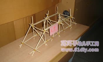 小朋友们手工制作的桥