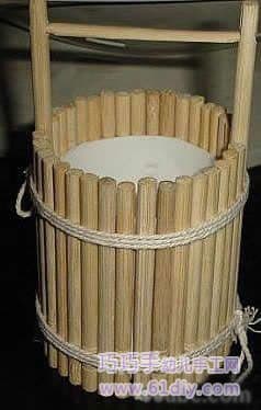 一次性筷子制作的小水桶，可以装水的哦，很环保。