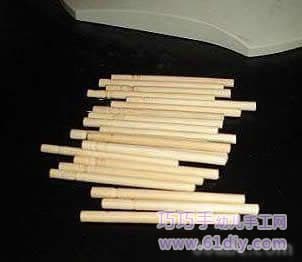 将一次性筷子锯成相同长度的若干，略长的两根。