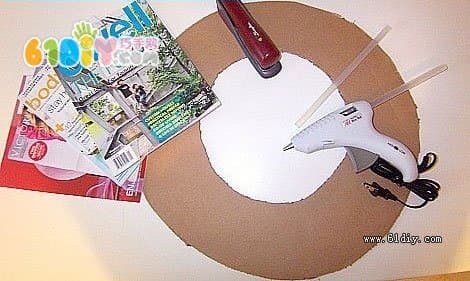 废旧杂志制作圣诞花环