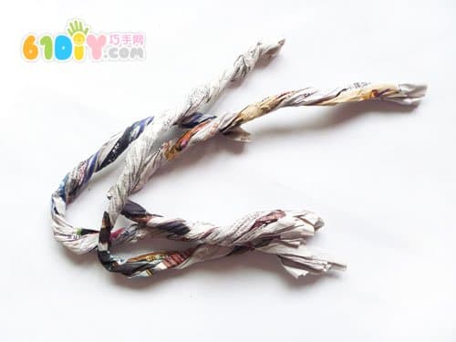 旧报纸手工制作圣诞花环