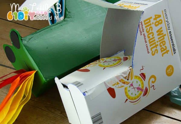 幼儿园新年手工——怎样用纸盒制作龙头玩具