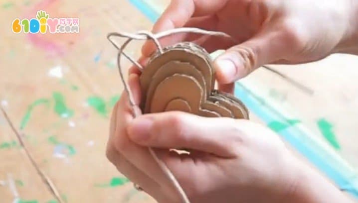 硬纸板DIY制作母亲节爱心项链