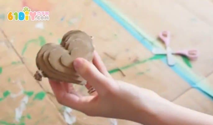 硬纸板DIY制作母亲节爱心项链