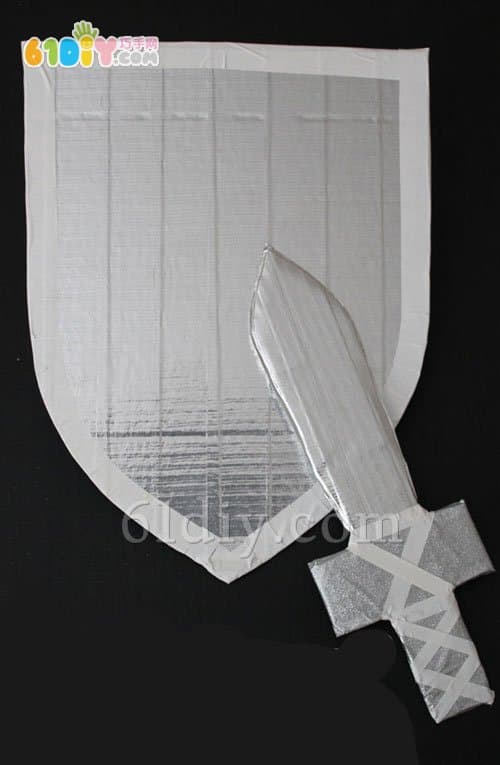 硬纸板制作盾牌和剑