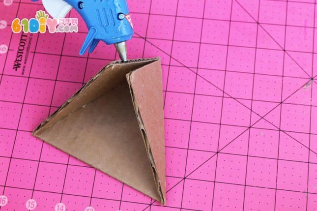 用废纸板制作挂墙式收纳盒