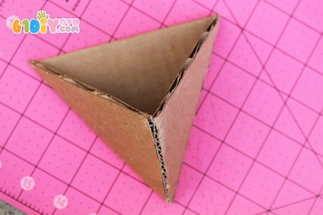 用废纸板制作挂墙式收纳盒