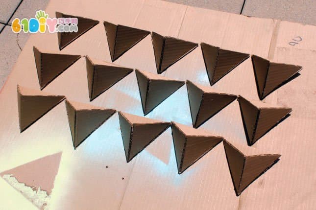 用废纸板制作挂墙式收纳盒