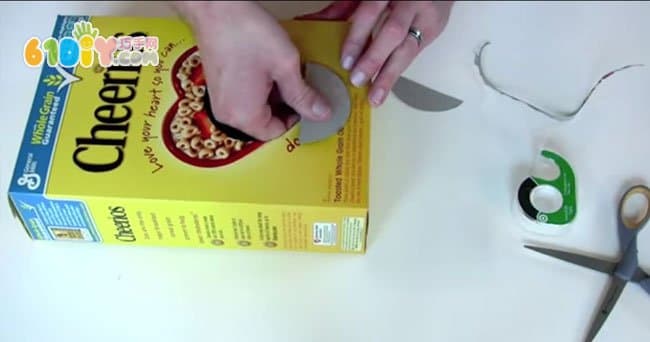 儿童DIY 废纸盒制作乐器