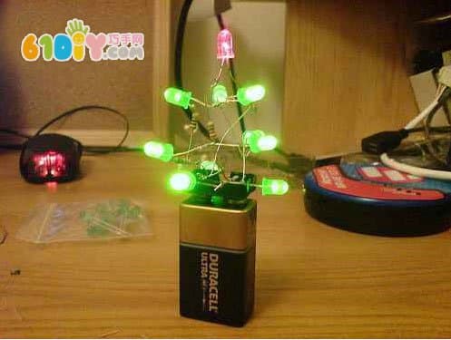 用LED灯制作闪亮亮的圣诞树