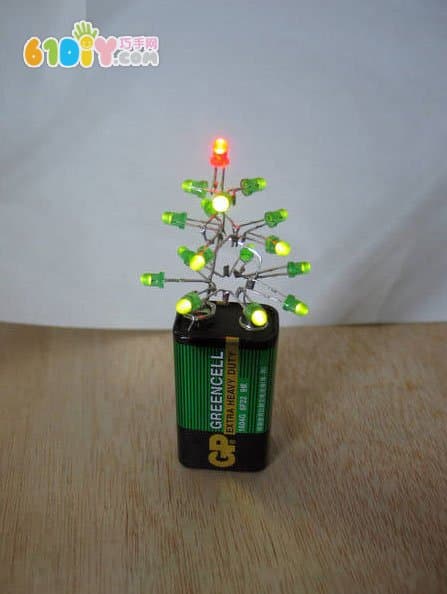用LED灯制作闪亮亮的圣诞树