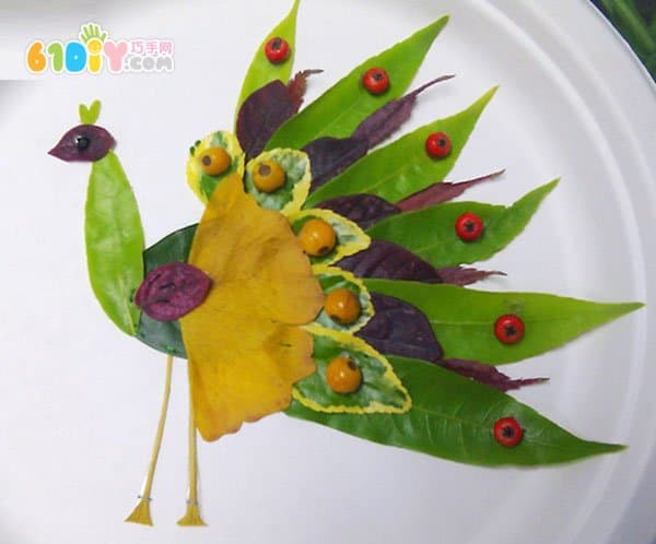 儿童趣味DIY 漂亮的树叶贴画孔雀