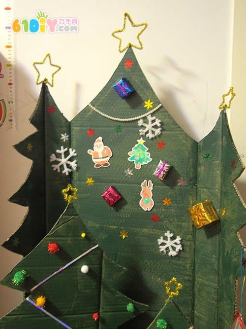 用废纸板制作大圣诞树