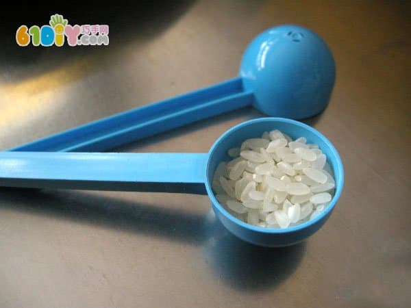 奶粉勺废物利用DIY玩具沙锤