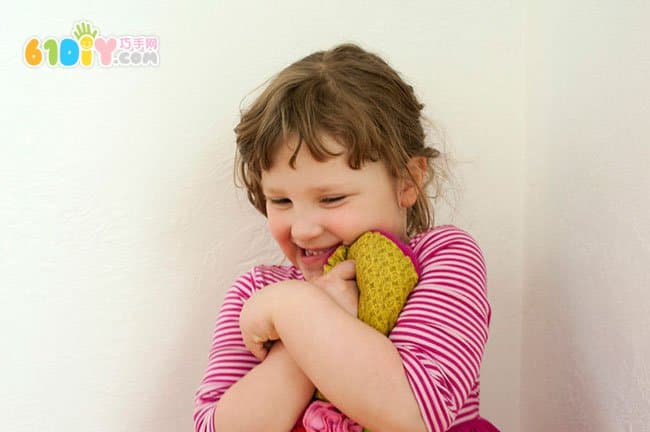 孩子自制可爱的绣花抱枕