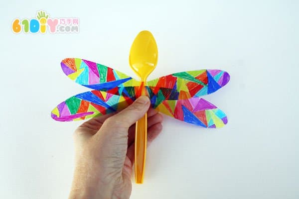 塑料勺子废物利用 美丽的七彩蜻蜓制作