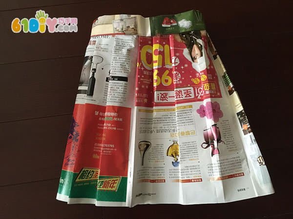 幼儿园环保衣 报纸DIY制作褶皱裙子_报纸杂志