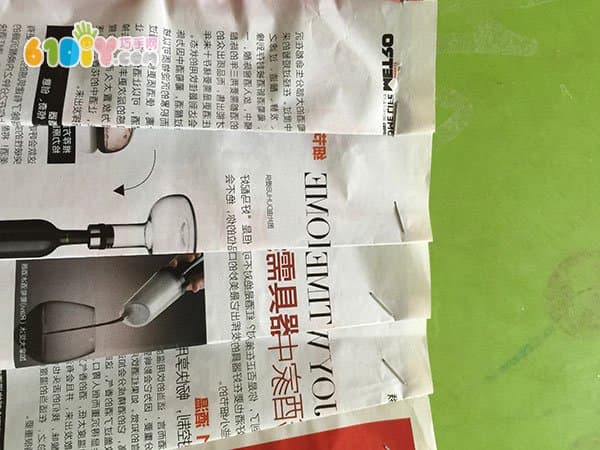 幼儿园环保衣 报纸DIY制作褶皱裙子