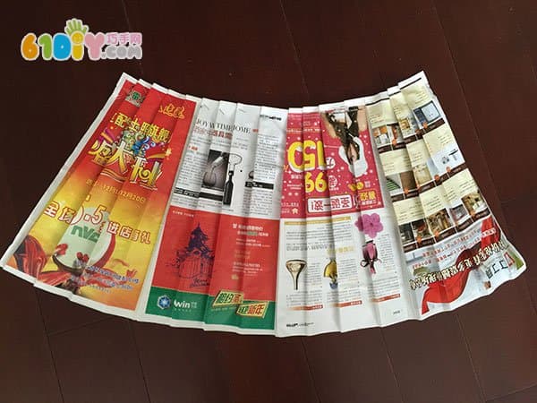 幼儿园环保衣 报纸DIY制作褶皱裙子