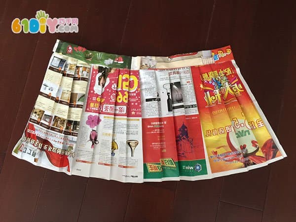 幼儿园环保衣 报纸DIY制作褶皱裙子_报纸杂志