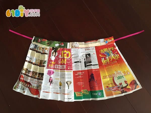 幼儿园环保衣 报纸DIY制作褶皱裙子