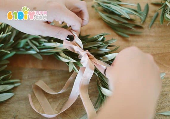 用树枝条DIY节日装饰花环