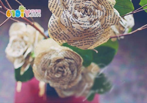 旧报纸玫瑰花制作教程