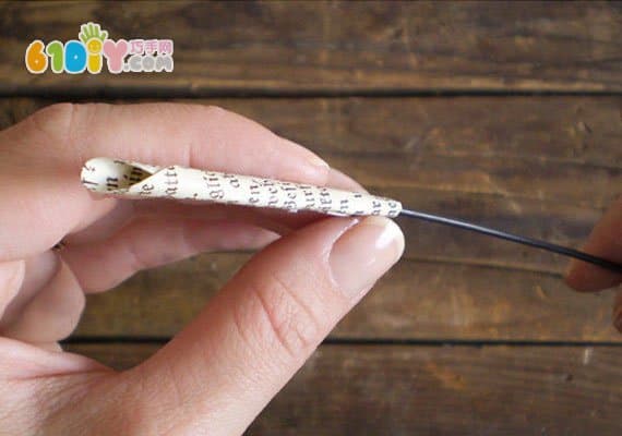 旧报纸玫瑰花制作教程