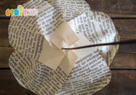 旧报纸玫瑰花制作教程