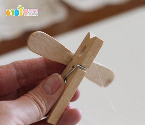 小男孩手工制作玩具小飞机