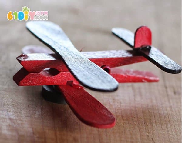 小男孩手工制作玩具小飞机