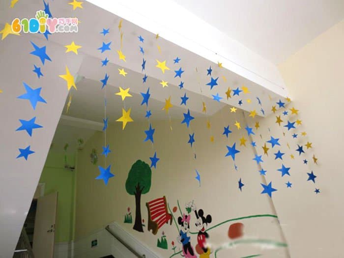 幼儿园楼梯口星星吊饰布置
