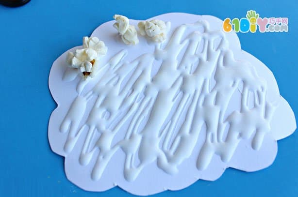 儿童DIY 用爆米花制作秋天的树