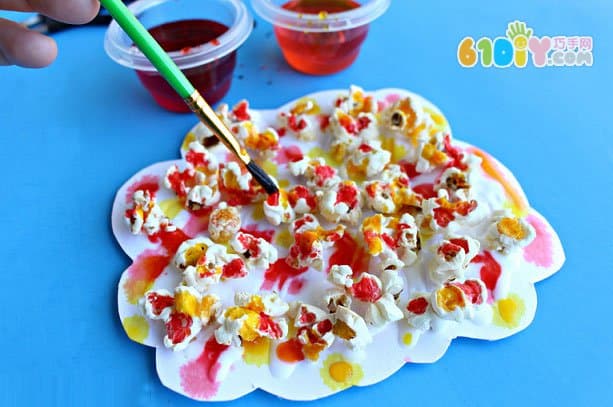 儿童DIY 用爆米花制作秋天的树