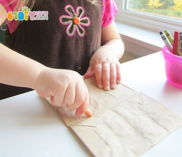 幼儿制作感恩节纸袋火鸡