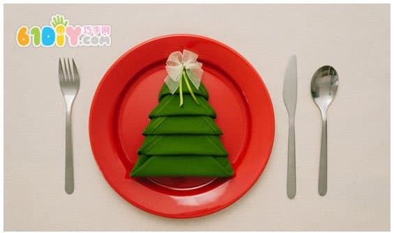 圣诞节DIY 餐巾折圣诞树的步骤