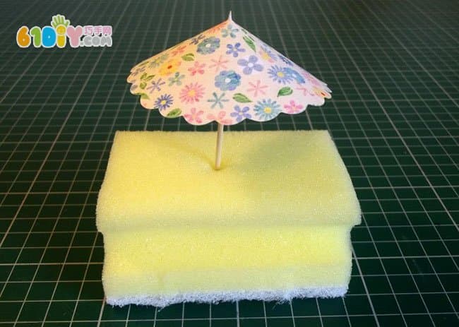 手工制作鸡尾酒伞和蛋糕装饰小旗子