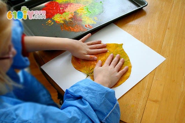 儿童手工 制作漂亮的七彩树叶印