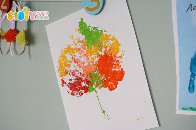 儿童手工 制作漂亮的七彩树叶印
