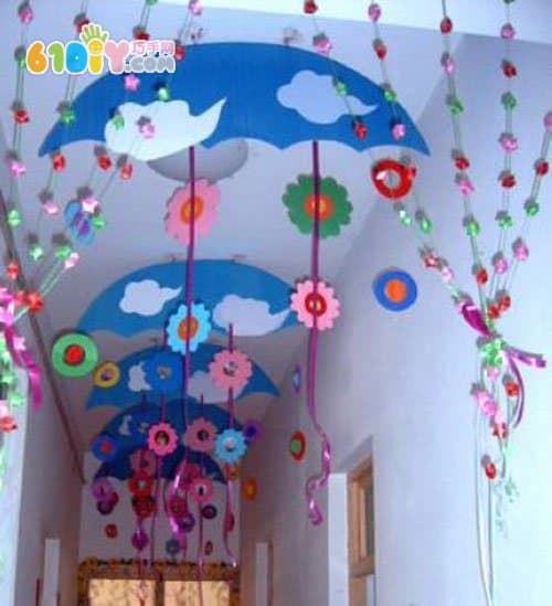 漂亮的幼儿园走廊布置 云朵伞