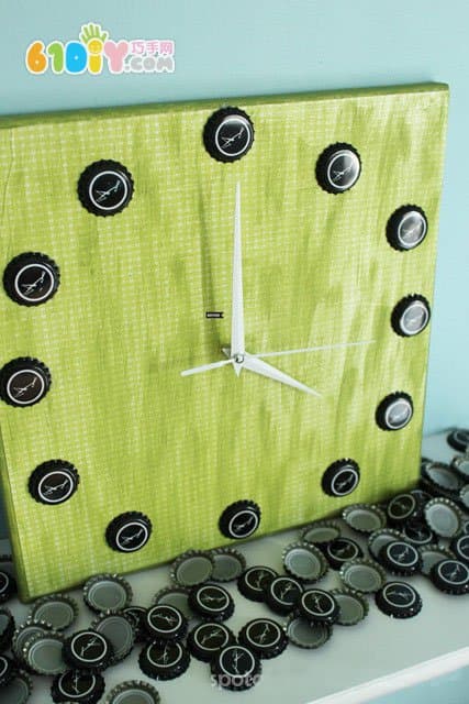 废物利用制作瓶盖装饰时钟