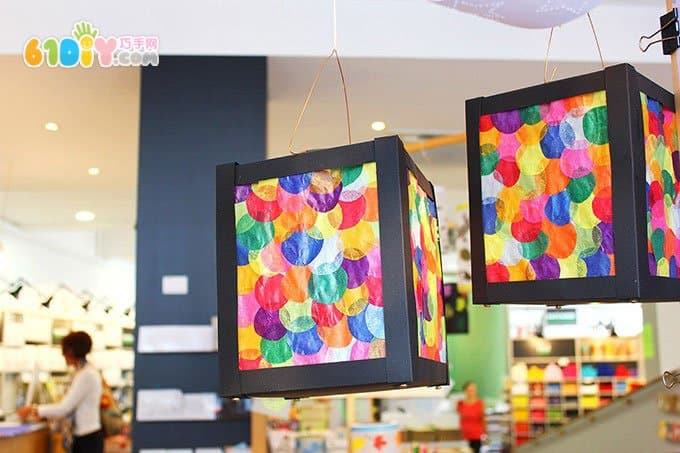 中秋节制作漂亮的方形纸灯笼